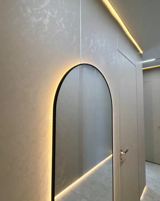 Прихожая квартиры 42 м²: арочное зеркало с подсветкой, декоративная штукатурка